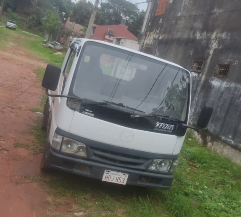 Este camión hurtado en Asunción, fue hallado abandonado en la ciudad de Villa Elisa.