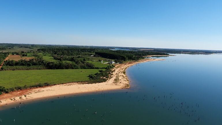 Vista del lago que se puede disfrutar con los  vuelos de paratrike en Torre Yguazú.  