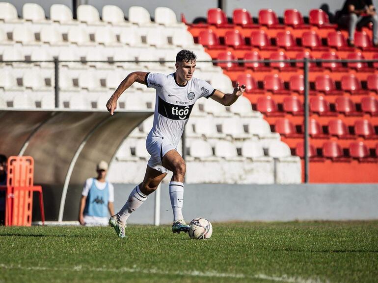 Kevin Daniel Parzajuk Rodríguez (21 años), delantero que regresará a Olimpia.