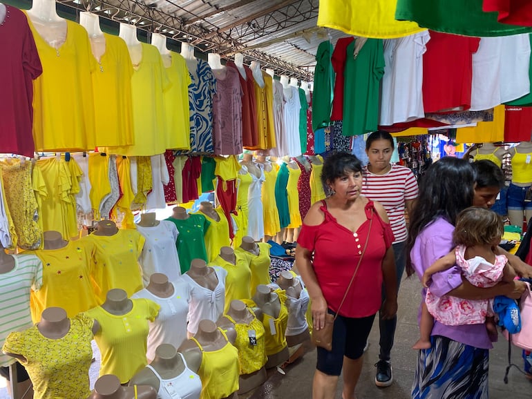 En mercado de Luque, a dos días de finalizar el año, se puede encontrar prendas para atraer la paz, el dinero y el amor