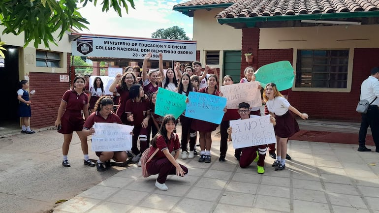 Estudiantes del colegio Bienvenido Osorio de la ciudad de Ñemby tomaron la institución para exigir la renuncia de la directora.