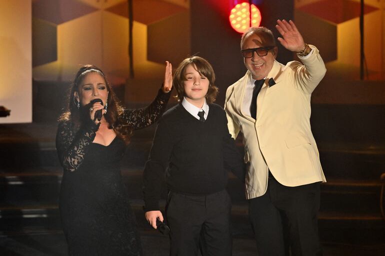 La artista cubana Gloria Estefan, feliz y emocionada, junto a su marido Emilio Estefan y su nieto Sasha Estefan Coppola. (ANGELA WEISS/AFP)