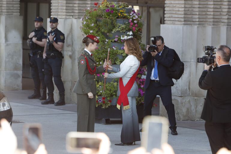 La princesa de Asturias, Leonor de Borbón, recibe de manos de la alcaldesa de Zaragoza, Natalia Chueca, el bastón de mando, la máxima distinción que concede el Ayuntamiento de Zaragoza. (EFE/ Javier Belver)
