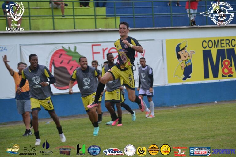 Roberto Moreira celebra uno de los dos goles que marcó en la última jornada para el Génesis FC de Honduras. (Foto gentileza).