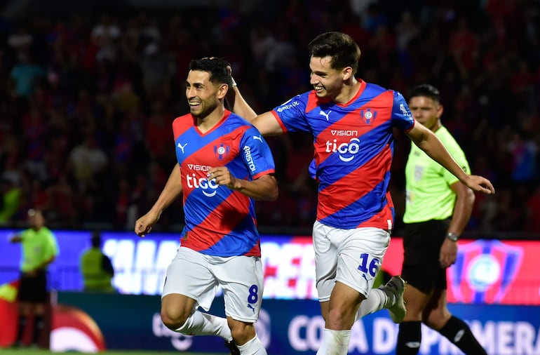 Federico Carrizo (8) y Damián Bobadilla (16), jugadores de Cerro Porteño, festejan un gol en el partido contra Sportivo Ameliano por la décimo tercera jornada del torneo Clausura 2023 del fútbol paraguayo en el estadio La Nueva Olla.