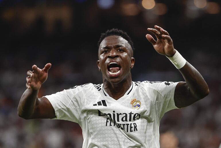 MADRID, 01/09/2024.- El delantero brasileño del Real Madrid Vinicius Jr. protesta durante el partido de la cuarta jornada de LaLiga entre el Real Madrid y el Real Betis, este domingo en el estadio Santiago Bernabéu. EFE/Sergio Pérez
