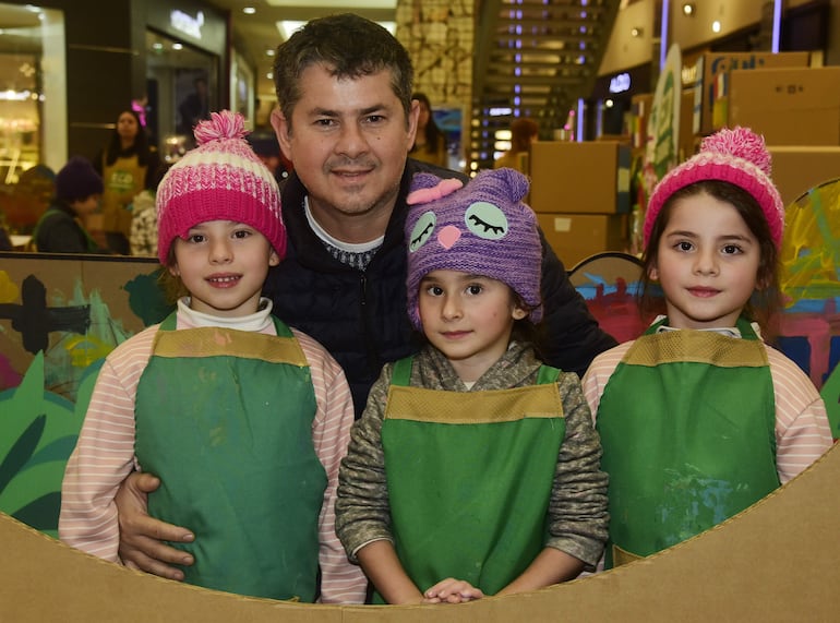 Ricardo Spinzi junto a Sabrina, Sofia y Eugenia. 