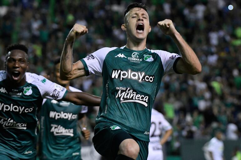 El paraguayo Gustavo Ramírez, futbolista del Deportivo Cali, celebra un gol en el partido contra Jaguares por el fútbol colombiano.