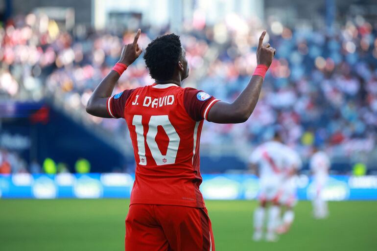 Jonathan David, futbolista de Canadá, festeja un gol en el partido frente a perú por la segunda fecha del Grupo A de la Copa América en el Children's Mercy Park, en Kansas City, Kansas.