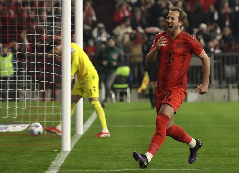 MUNICH (Germany), 07/02/2025.- Harry Kane of Bayern celebrates scoring the 1-0 lead during the German Bundesliga soccer match between FC Bayern Munich and SV Werder Bremen in Munich, Germany, 07 February 2025. (Alemania) EFE/EPA/RONALD WITTEK CONDITIONS - ATTENTION: The DFL regulations prohibit any use of photographs as image sequences and/or quasi-video.
