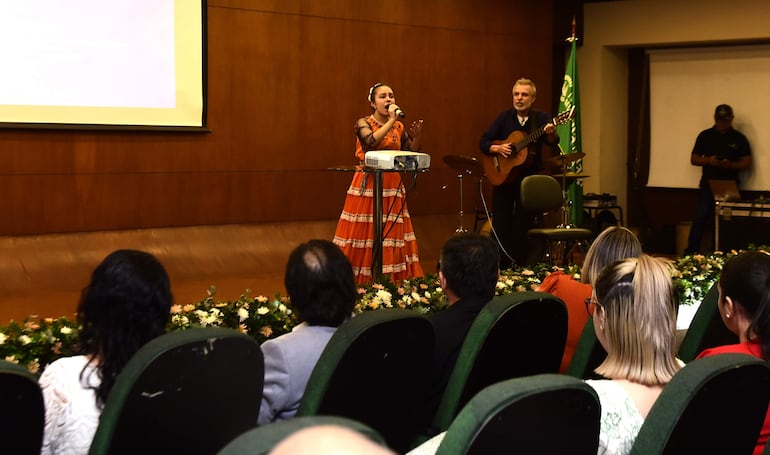 El acto contó con un momento artístico.