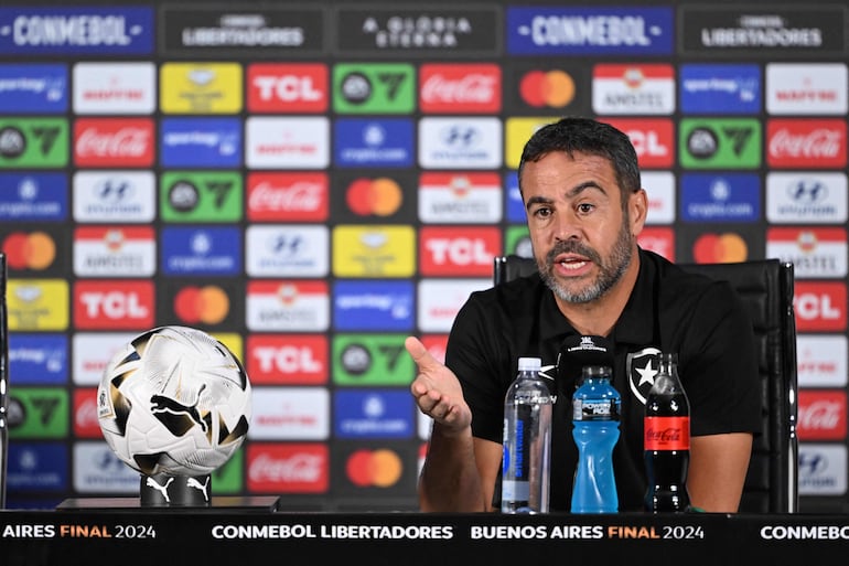 Botafogo's Portuguese head coach Artur Jorge speaks during a press conference after a field recognition on the eve of the Copa Libertadores final football match between Brazil's Atletico Mineiro and Brazil's Botafogo at Mas Monumental stadium in Buenos Aires, on November 29, 2024. (Photo by Luis ROBAYO / AFP)