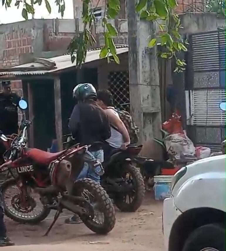 Los aprehendidos Sixto Ortigoza y Salomón Carrizo, frente a la vivienda del barrio Caacupemí de Asunción. Ambos fueron liberados nuevamente al no existir elementos en su contra.