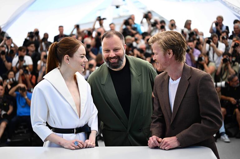 Emma Stone junto al director griego Yorgos Lanthimos y el actor Jesse Plemons en la presentación de la película, que compite por la Palma de Oro.