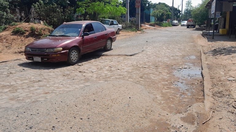 La calle 29 de Junio del barrio Mbacayaty de la ciudad de Ñemby en lamentable estado.