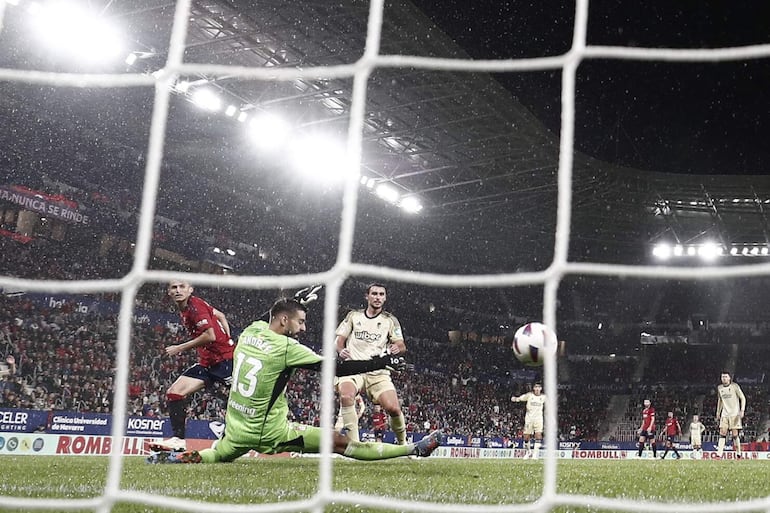 El delantero Ante Budimir (i) marca el primer gol ante el Granada, durante el partido de la décima jornada de LaLiga que CA Osasuna y Granada CF han disputado este viernes en el estadio de El Sadar, en Pamplona.