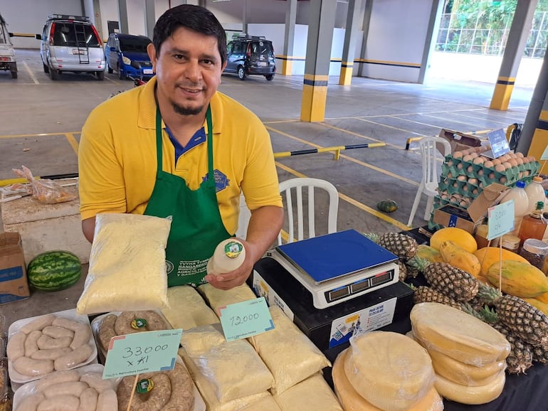 Ofrecen productos frescos en la última Feria de la Agricultura Familiar del año.