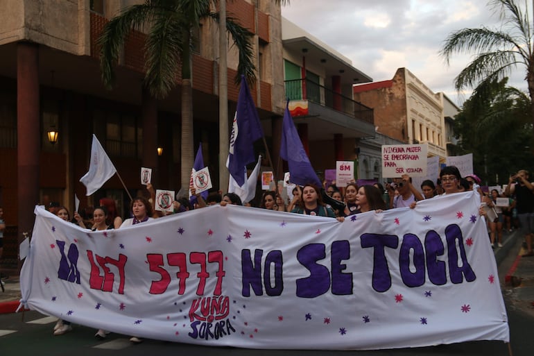 El 8 de marzo de este año las mujeres paraguayas marcharon para defender  la ley contra toda forma de violencia contra ellas EFE/ Nina Osorio
