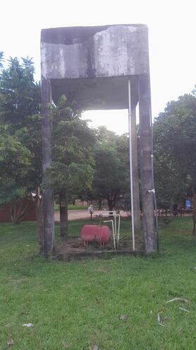 El precario sistema de pozo artesiano en la escuela indígena Aché 5847 Santiago Mbrikugi de Caaguazú.