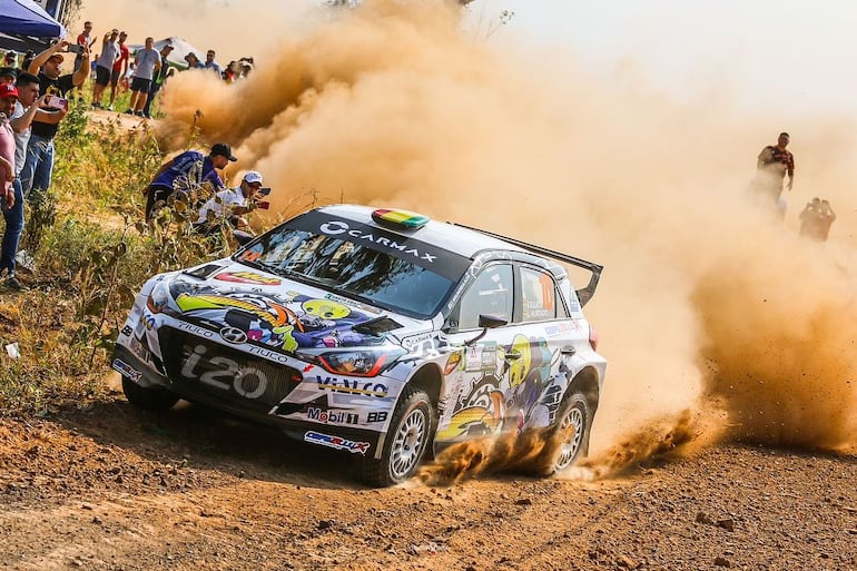 Bruno Bulacia y Lucas Hurtado, con el Hyundai i20 R5, durante las pruebas libres en las que sobresalieron ayer.