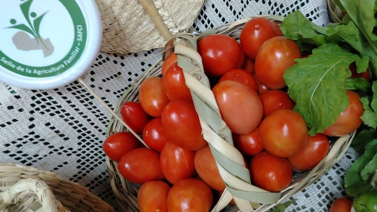 Ofertan tomate a G. 12.000 en la Feria de la agricultura familiar, en Fernando de la Mora.