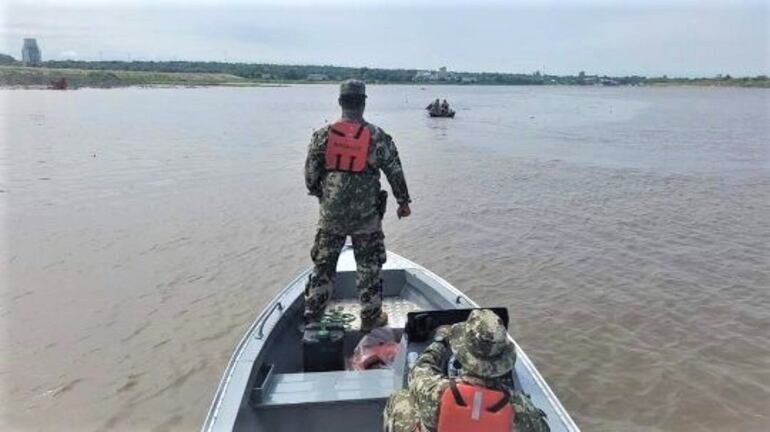 La Armada Paraguaya suspendió temporalmente la búsqueda por agua de los militares desaparecidos.