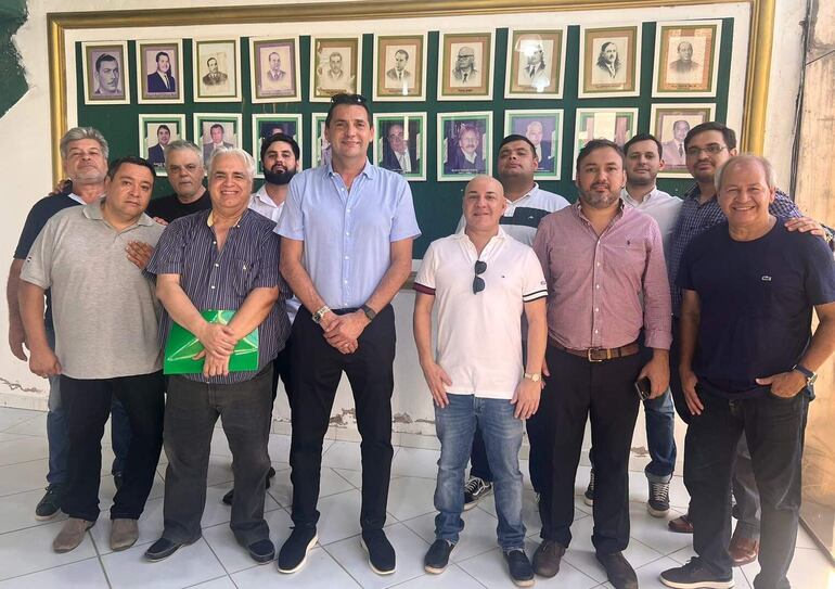 Rubén Ruiz Díaz (54 años, en el centro), con integrantes del movimiento “Rubio Ñu en Primera”.