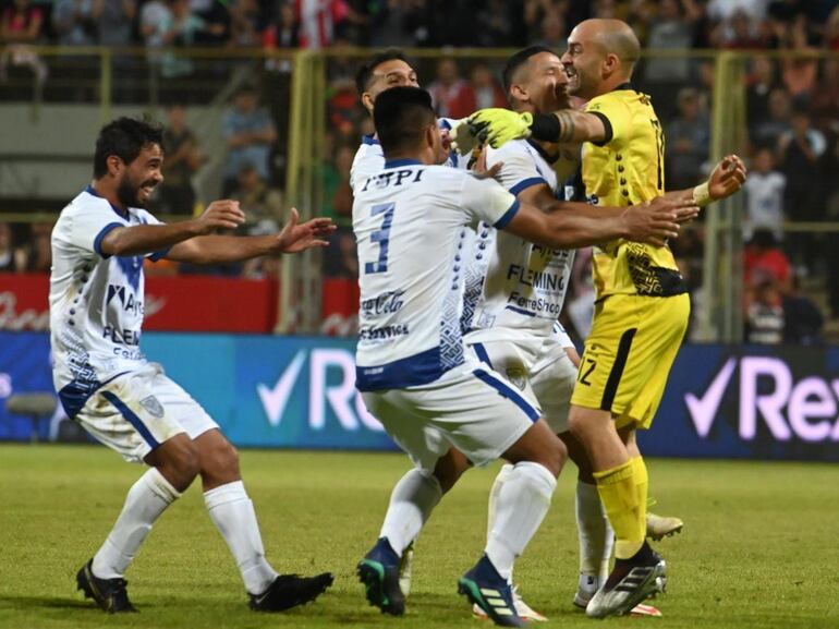 Los jugadores del Sportivo Ameliano festejan el título de campeón de la Copa Paraguay 2022.