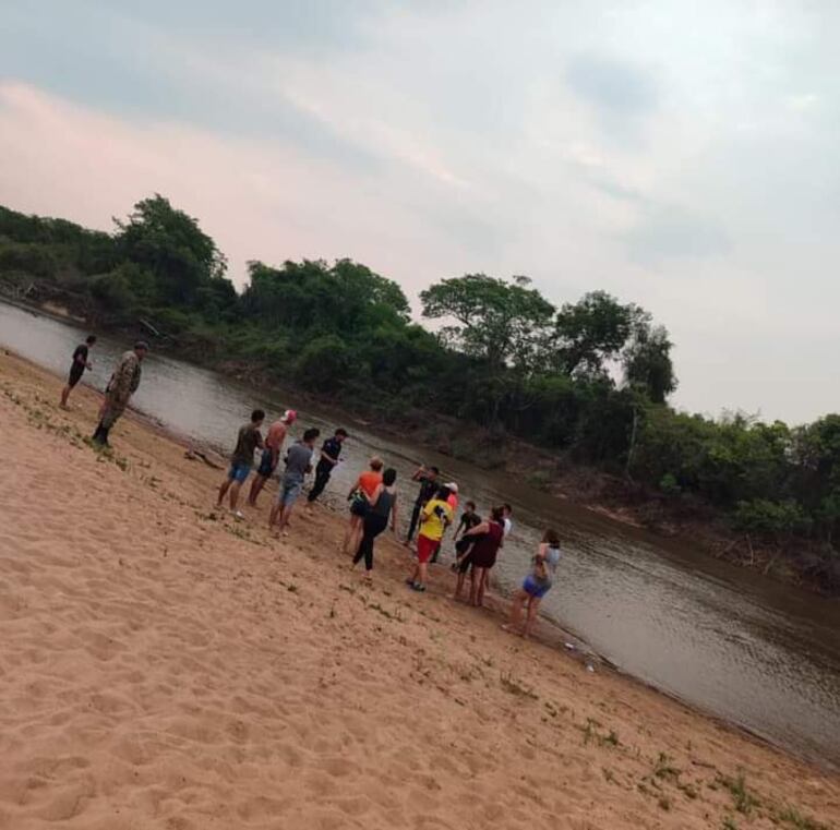 Sector del río Aquidabán donde se hace la búsqueda de dos jóvenes. (gentileza).