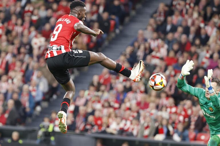 BILBAO, 24/01/2024.- El delantero del Athletic Iñaki Williams (i) intenta rematar ante Iñaki Peña, guardameta del FC Barcelona, durante el partido de los cuartos de final de la Copa del Rey de fútbol que Athletic Club y FC Barcelona disputan este miércoles en el estadio de San Mamés. EFE/Luis Tejido
