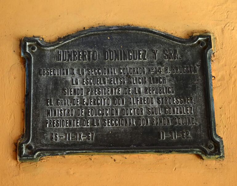 Otra placa de tributo a Stroessner, en la escuela Elisa Alicia Lynch de la Chacarita.