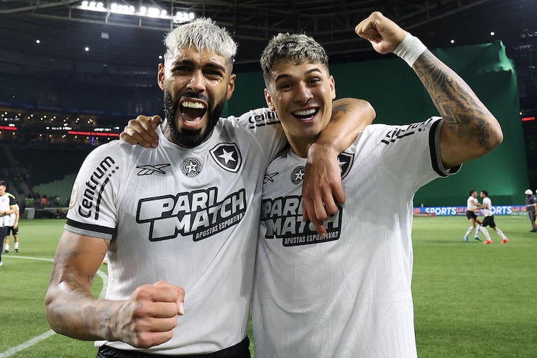 El argentino Alexander Barboza, futbolista del Botafogo, celebra la victoria sobre Palmeiras en el adelanto de la fecha 36 de la Serie A de Brasil en el estadio Allianz Parque, en Sao Paulo, Brasil.