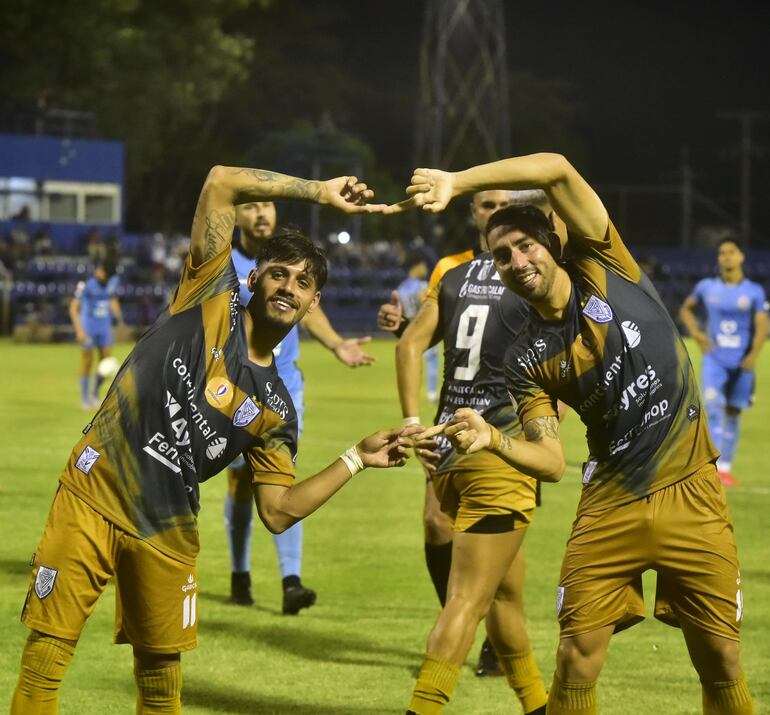 Elvio Vera y Abel Paredes celebran el primer gol de Ameliano en Villa Elisa.