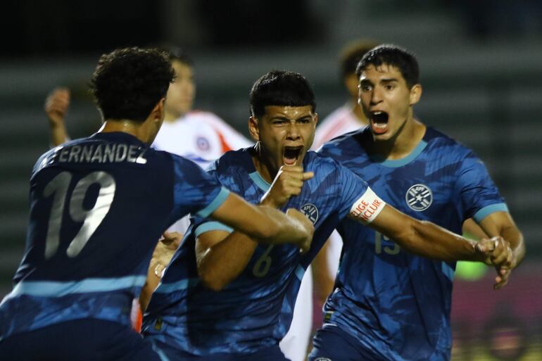 Los jugadores de la selección paraguaya festejan un gol en el partido frente a Chile por la última fecha del Grupo A del Sudamericano Sub 20 en el estadio Polideportivo Misael Delgado, en Valencia, Venezuela. 