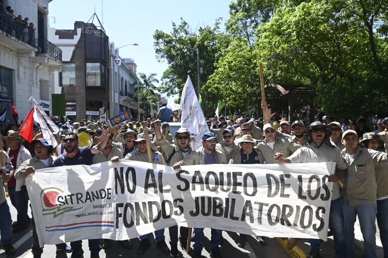 Superintendencia de jubilaciones: Sitrande encabeza manifestación con gran cantidad de personas.