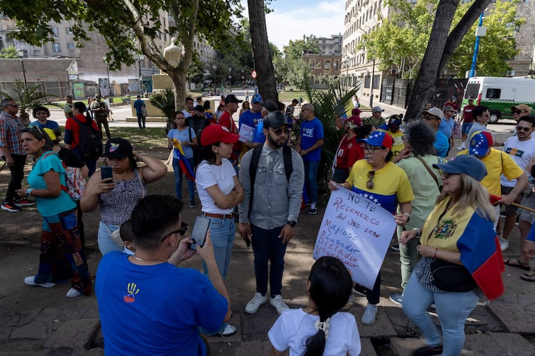 Personas participan en una manifestación convocada por el Comando con Venezuela este sábado, en Santiago (Chile). Un centenar de venezolanos residentes en Chile protestaron en el centro de Santiago contra la investidura de Nicolás Maduro, en una marcha convocada por la oposición, un día después de su toma de posesión. EFE/ Ailen Díaz