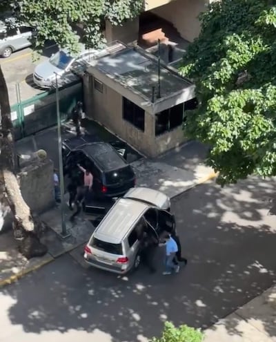 "Funcionarios encapuchados" deteniendo este martes al exdiputado opositor de Voluntad Popular Freddy Superlano y a dos colaboradores suyos.