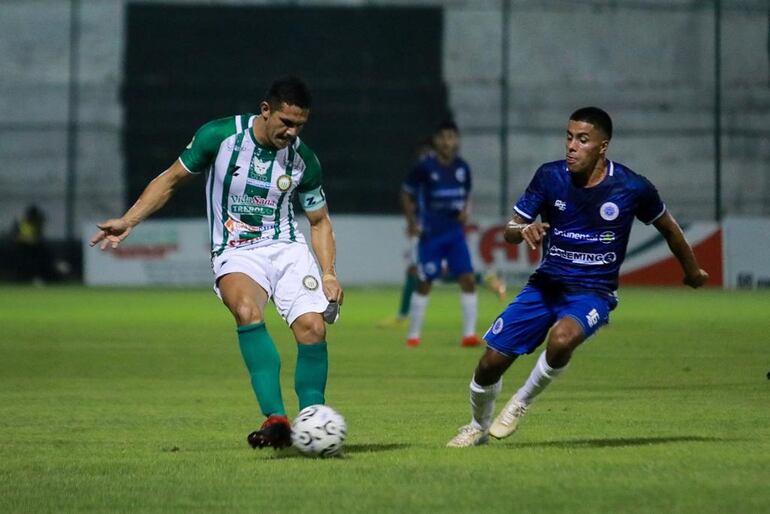 El capitán ñuense, Nelson Ruiz juega el esférico ante la presencia de Rodrigo Vera. (Foto: APF)