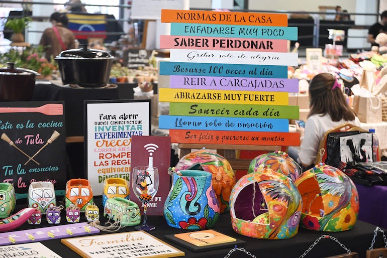 Emprendedores exponen su creativa gama de productos.