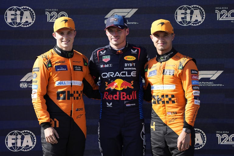 Max Verstappen (c) logró su séptima pole del año. Lo acompañan Óscar Piastri (i) y Lando Norris.