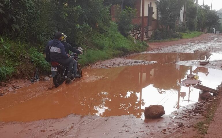 Una calle de Villa Elisa en pésimo estado, denuncian vecinos.