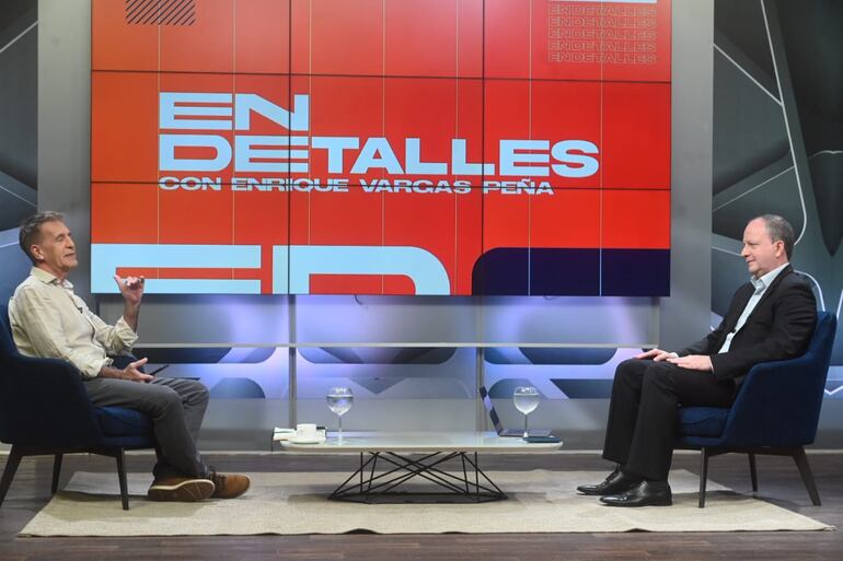 Carlos Fernández Valdovinos, ministro de Economía y Finanzas en los estudios de ABC TV.