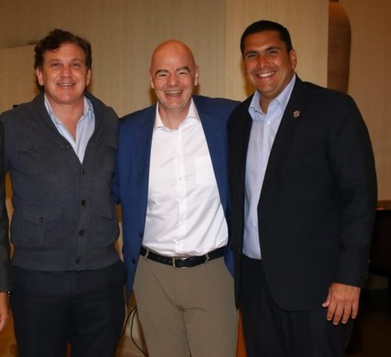 Alejandro Domínguez (i), Gianni Infantino (c) y Robert Harrison (d), estarán presentes en la inauguración del CARDIF.