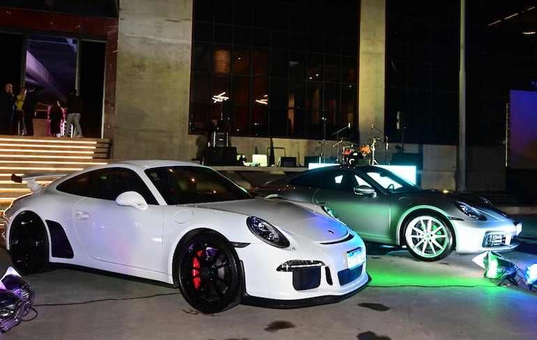 Vehículos de la marca Porsche fueron exhibidos durante el festejo.