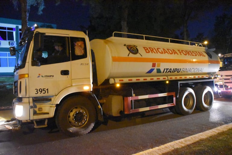 Uno de los camiones cisternas que llevará agua al Chaco.