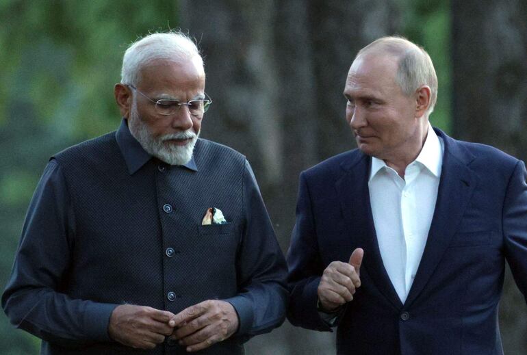 El presidente de Rusia, Vladimir Putin (d) y el primer ministro de India, Narendra Modi (i).