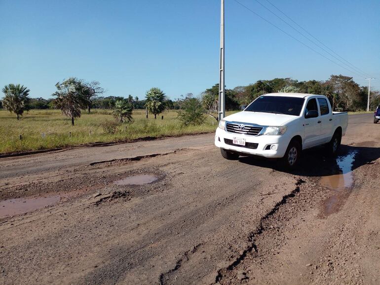 El conductor de la camioneta trata de maniobrar para sortear el paso en medio de los baches formados en un sector de este trayecto.