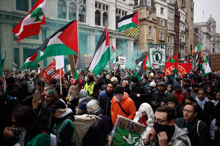 Londres, 18 de enero de 2025: manifestantes propalestinos reclaman el fin de la ocupación israelí de Gaza y que el gobierno británico ponga fin a todo comercio de armas con Israel (EFE/EPA/DAVID CLIFF)