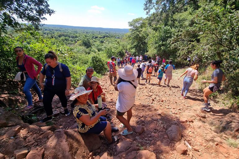 Con mucha fe y desafiando al calor, muchos visitantes subieron a la cima del Cerro Yaguarón, que se encuentra a 256 m sobre el nivel del mar.