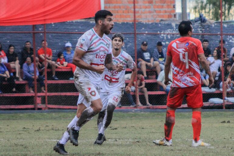 El festejo de  Víctor Geremías Velazco, autor de dos goles en la goleada de Tembetary sobre el 3 de Febrero.